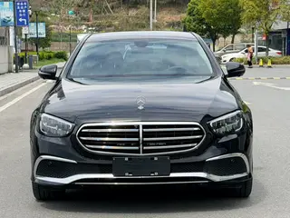 Mercedes-Benz E-Class 2023 E 300 L Estilo de moda Coche exterior foto 2 Mercedes-Benz E-Class 2023 E 300 L Estilo de moda Coche exterior foto 2