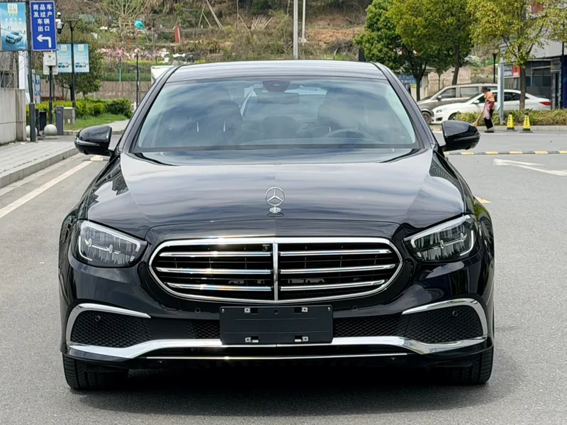 Mercedes-Benz E-Class 2023 E 300 L Estilo de moda Coche exterior foto 2 Mercedes-Benz E-Class 2023 E 300 L Estilo de moda Coche exterior foto 2