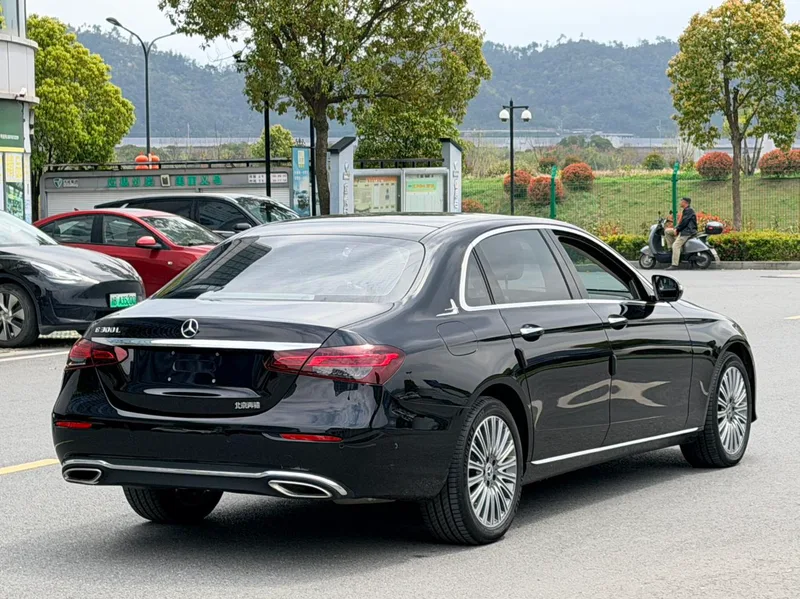 Mercedes-Benz E-Class 2023 E 300 L Estilo de moda Coche exterior foto 4 Mercedes-Benz E-Class 2023 E 300 L Estilo de moda Coche exterior foto 4