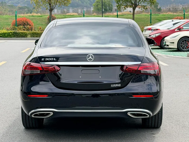 Mercedes-Benz E-Class 2023 E 300 L Estilo de moda Coche exterior foto 5 Mercedes-Benz E-Class 2023 E 300 L Estilo de moda Coche exterior foto 5