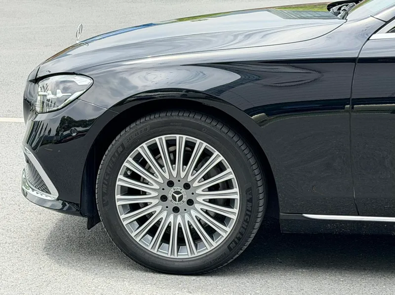 Mercedes-Benz E-Class 2023 E 300 L Estilo de moda Coche exterior foto 7 Mercedes-Benz E-Class 2023 E 300 L Estilo de moda Coche exterior foto 7