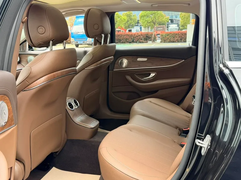 Mercedes-Benz E-Class 2023 E 300 L Estilo de moda Coche interior foto 12 Mercedes-Benz E-Class 2023 E 300 L Estilo de moda Coche interior foto 12