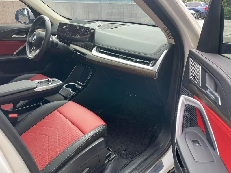 BMW X1 2023 xDrive25Li X Traje de diseño interior foto 14 BMW X1 2023 xDrive25Li X Traje de diseño interior foto 14