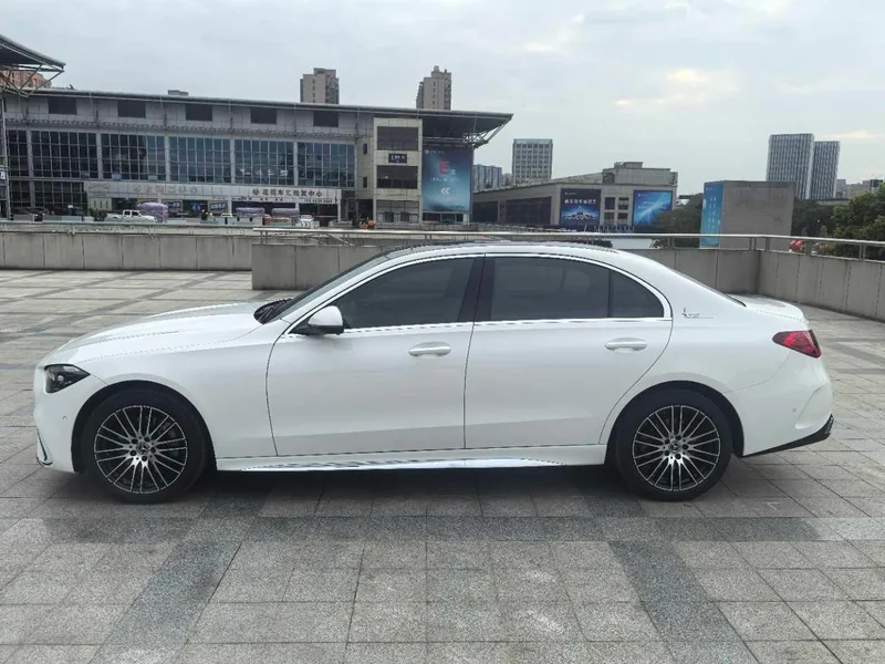 Mercedes-Benz C-Class 2023 C 260 L Versión deportiva exterior foto 2 Mercedes-Benz C-Class 2023 C 260 L Versión deportiva exterior foto 2