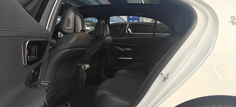 Mercedes-Benz C-Class 2023 C 260 L Versión deportiva interior foto 6 Mercedes-Benz C-Class 2023 C 260 L Versión deportiva interior foto 6