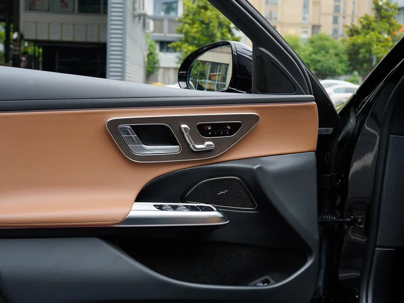 Mercedes-Benz E-Class 2024 E 350 e L Passenger car interior photo 14 Mercedes-Benz E-Class 2024 E 350 e L Passenger car interior photo 14