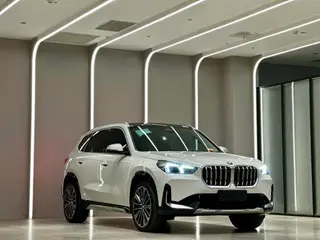 BMW X1 2023 xDrive25Li X Traje de diseño exterior foto 3 BMW X1 2023 xDrive25Li X Traje de diseño exterior foto 3
