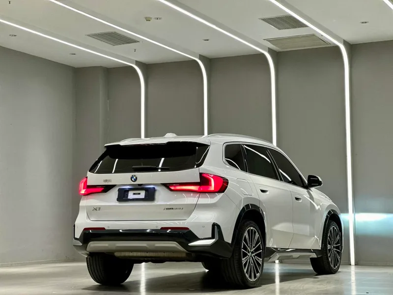 BMW X1 2023 xDrive25Li X Traje de diseño exterior foto 6 BMW X1 2023 xDrive25Li X Traje de diseño exterior foto 6