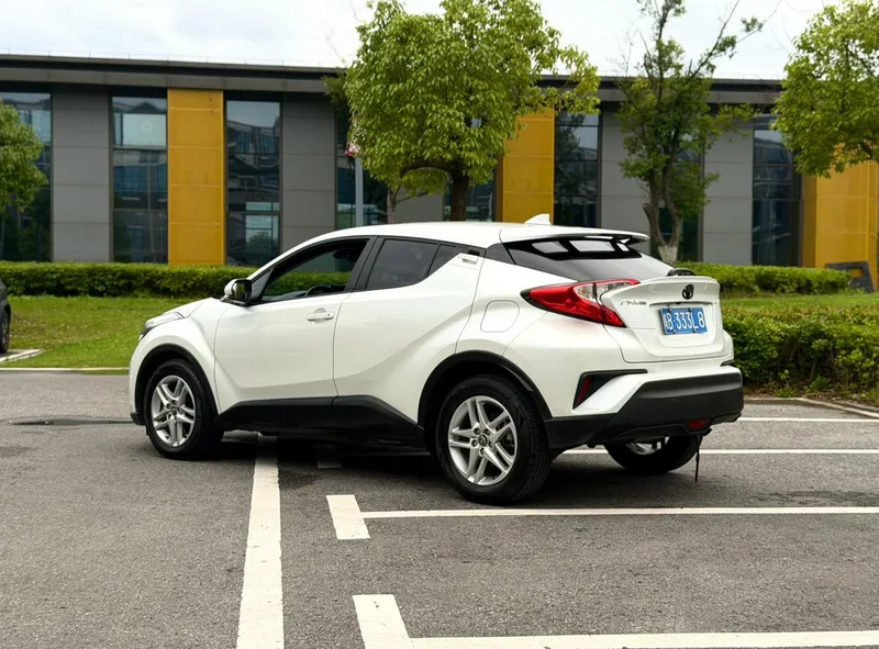 Toyota C-HR 2022 2.0L Leading Edition interior photo 12 Toyota C-HR 2022 2.0L Leading Edition interior photo 12