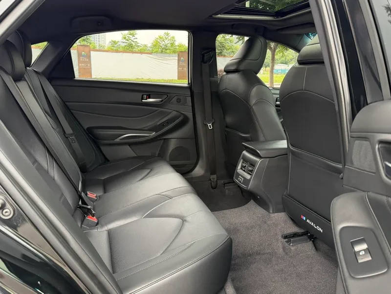 Toyota Avalon 2023 2.0L CVT Luxury Edition interior photo 13