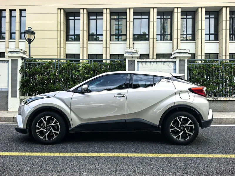 Toyota C-HR 2021 2.0L Luxury Edition exterior photo 3 Toyota C-HR 2021 2.0L Luxury Edition exterior photo 3