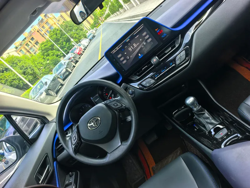 Toyota C-HR 2021 2.0L Luxury Edition interior photo 11 Toyota C-HR 2021 2.0L Luxury Edition interior photo 11