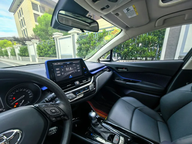 Toyota C-HR 2021 2.0L Luxury Edition interior photo 15 Toyota C-HR 2021 2.0L Luxury Edition interior photo 15