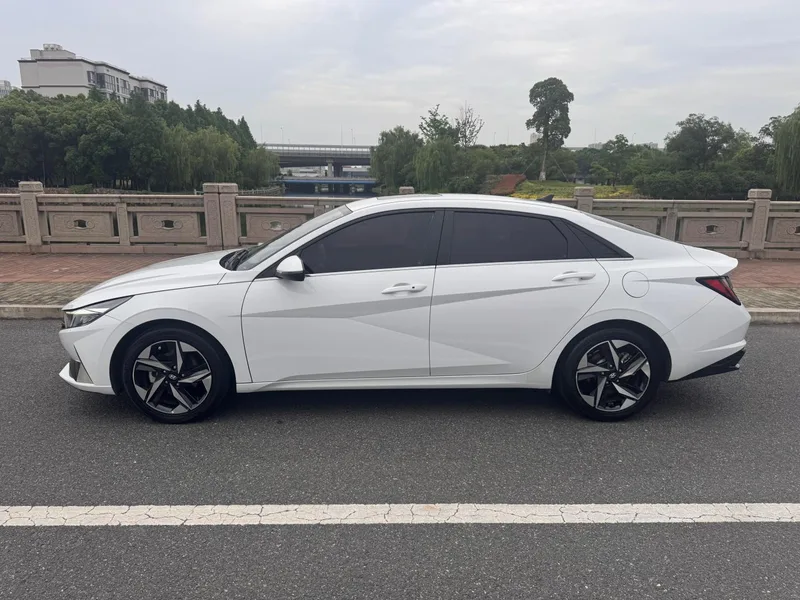 Hyundai Elantra 2021 1.5L CVT LUX Premium Edition exterior photo 3 Hyundai Elantra 2021 1.5L CVT LUX Premium Edition exterior photo 3