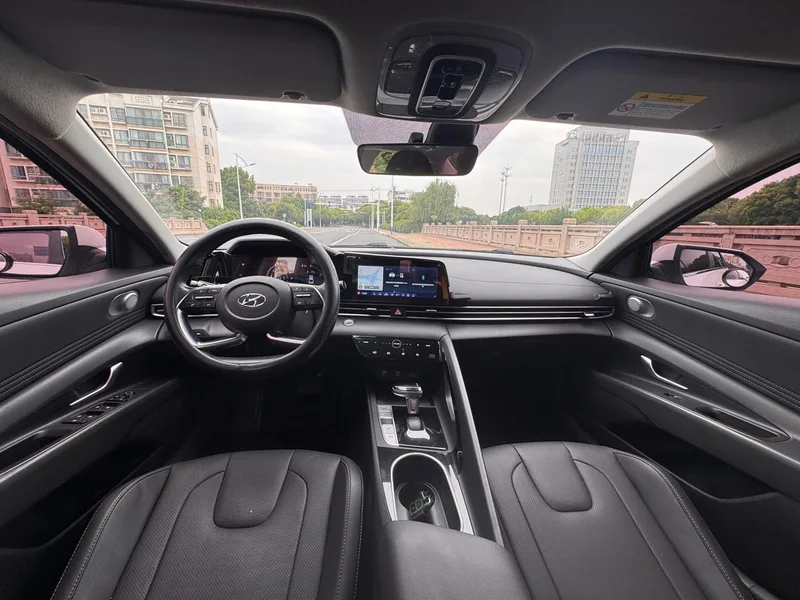 Hyundai Elantra 2021 1.5L CVT LUX Premium Edition interior photo 8 Hyundai Elantra 2021 1.5L CVT LUX Premium Edition interior photo 8