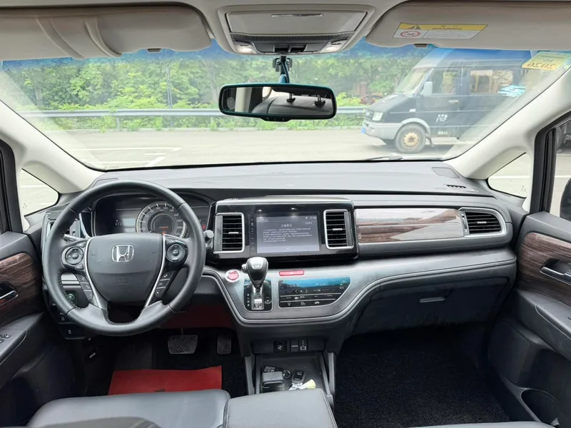 Honda Elysion 2016 2.4L Роскошная версия интерьер фото 11 Honda Elysion 2016 2.4L Роскошная версия интерьер фото 11