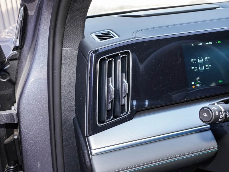 BYD Song L DM-i 2025 Smart Driving Version 112km Leading Type interior photo 13 BYD Song L DM-i 2025 Smart Driving Version 112km Leading Type interior photo 13