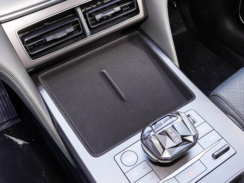 BYD Song L DM-i 2025 Smart Driving Version 112km Leading Type interior photo 14 BYD Song L DM-i 2025 Smart Driving Version 112km Leading Type interior photo 14