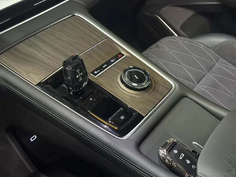 Geely Monjaro 2025 2.0TD High-power automatic two-wheel drive oriental obsidian current edition interior photo 13 Geely Monjaro 2025 2.0TD High-power automatic two-wheel drive oriental obsidian current edition interior photo 13