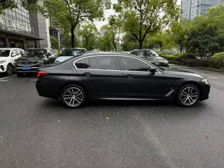 BMW 5 Series 2022 Вторичная модификация 525Li M Спортивный костюм интерьер фото 12 BMW 5 Series 2022 Вторичная модификация 525Li M Спортивный костюм интерьер фото 12