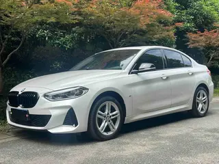BMW 1 Series 2023 120i M Edición nocturna deportiva