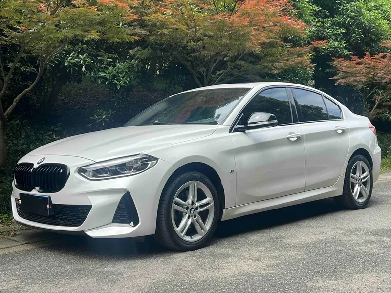 BMW 1 Series 2023 120i M Edición nocturna deportiva exterior foto 1 BMW 1 Series 2023 120i M Edición nocturna deportiva exterior foto 1