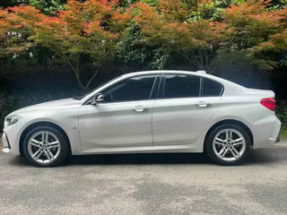 BMW 1 Series 2023 120i M Edición nocturna deportiva exterior foto 3 BMW 1 Series 2023 120i M Edición nocturna deportiva exterior foto 3
