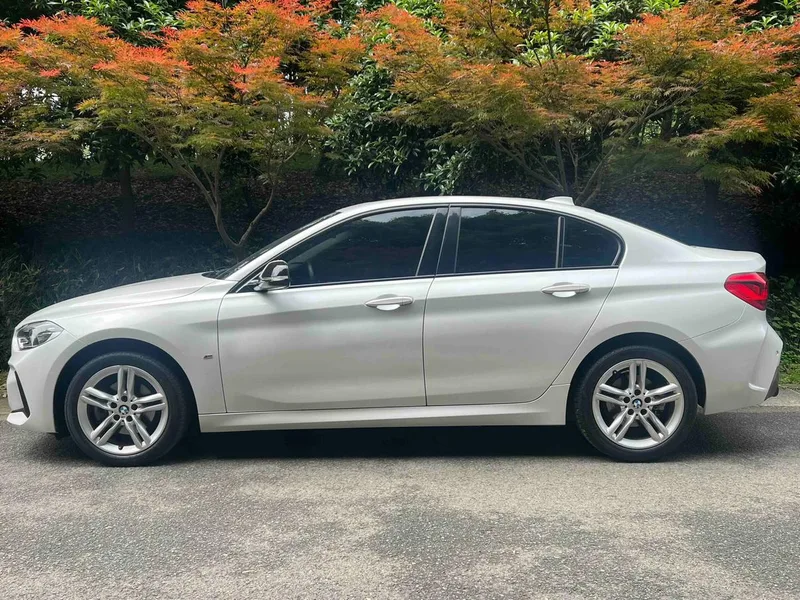 BMW 1 Series 2023 120i M Edición nocturna deportiva exterior foto 3 BMW 1 Series 2023 120i M Edición nocturna deportiva exterior foto 3