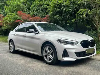 BMW 1 Series 2023 120i M Edición nocturna deportiva exterior foto 5 BMW 1 Series 2023 120i M Edición nocturna deportiva exterior foto 5