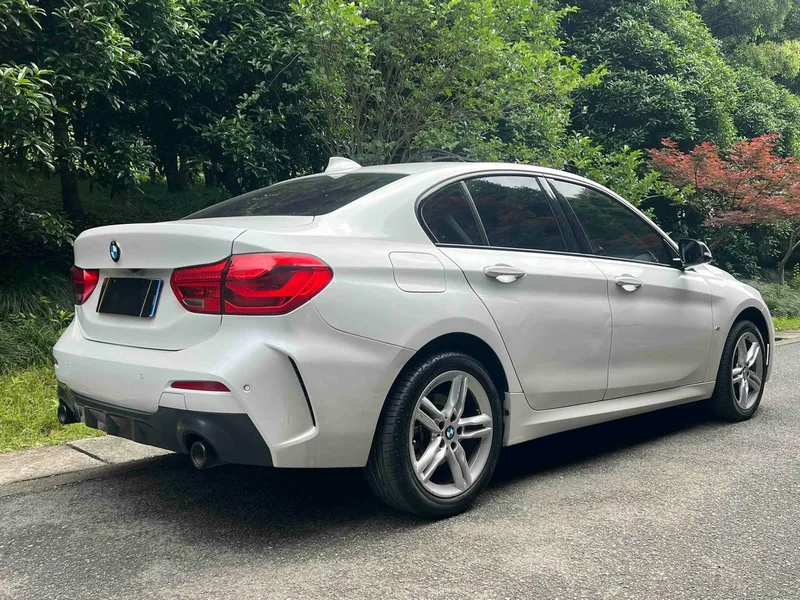 BMW 1 Series 2023 120i M Edición nocturna deportiva exterior foto 6 BMW 1 Series 2023 120i M Edición nocturna deportiva exterior foto 6