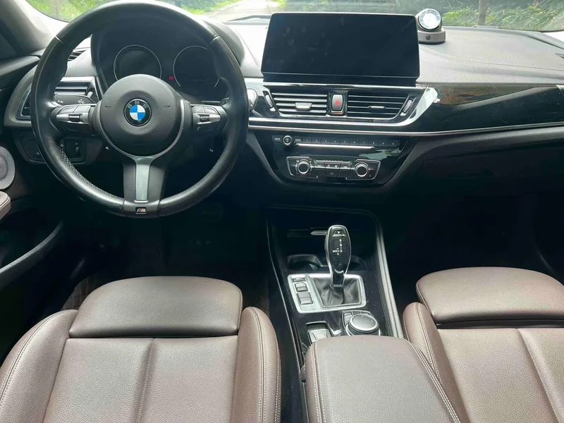BMW 1 Series 2023 120i M Edición nocturna deportiva interior foto 14 BMW 1 Series 2023 120i M Edición nocturna deportiva interior foto 14