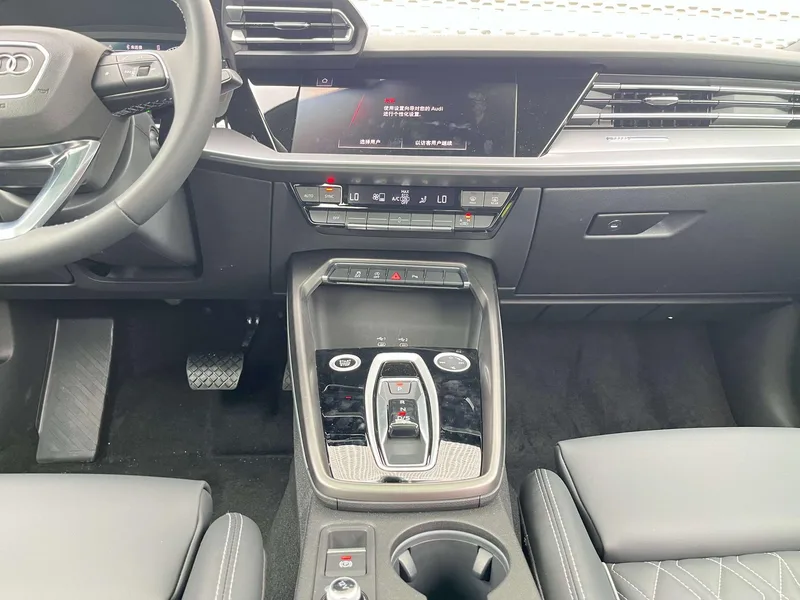Audi A3 2025 A3L Limousine 35 TFSI Tipo exclusivo Flying Spur interior foto 9 Audi A3 2025 A3L Limousine 35 TFSI Tipo exclusivo Flying Spur interior foto 9