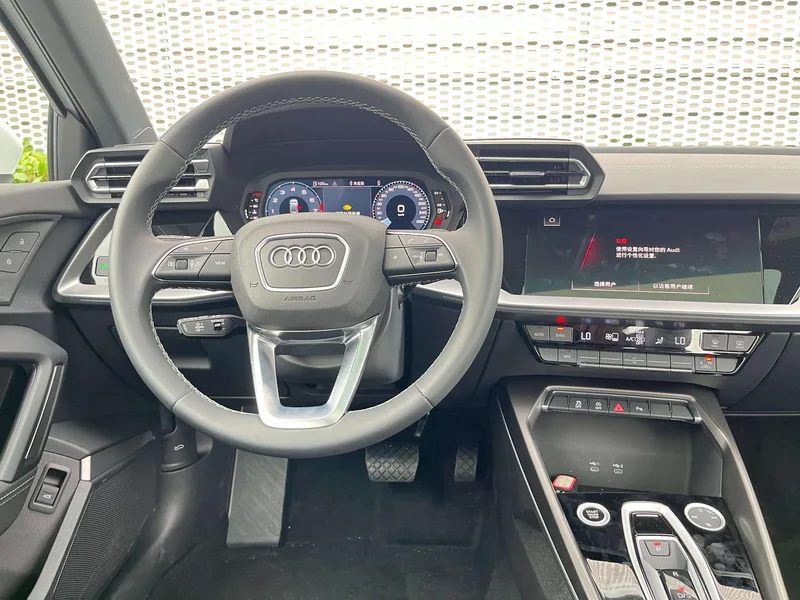 Audi A3 2025 A3L Limousine 35 TFSI Tipo exclusivo Flying Spur interior foto 10 Audi A3 2025 A3L Limousine 35 TFSI Tipo exclusivo Flying Spur interior foto 10