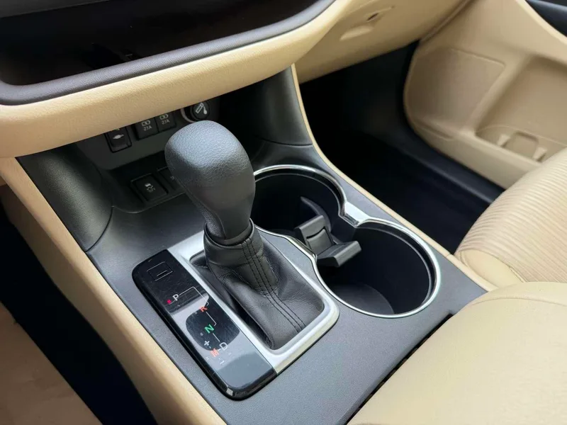 Toyota Highlander 2018 2.0T Version élite à deux roues motrices 7 Siège État VI intérieur photo 12 Toyota Highlander 2018 2.0T Version élite à deux roues motrices 7 Siège État VI intérieur photo 12