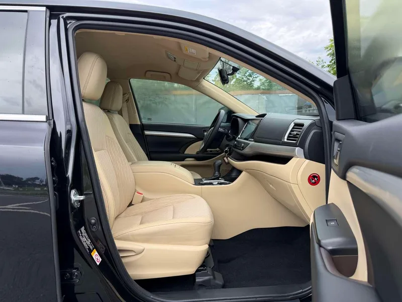 Toyota Highlander 2018 2.0T Version élite à deux roues motrices 7 Siège État VI intérieur photo 14 Toyota Highlander 2018 2.0T Version élite à deux roues motrices 7 Siège État VI intérieur photo 14
