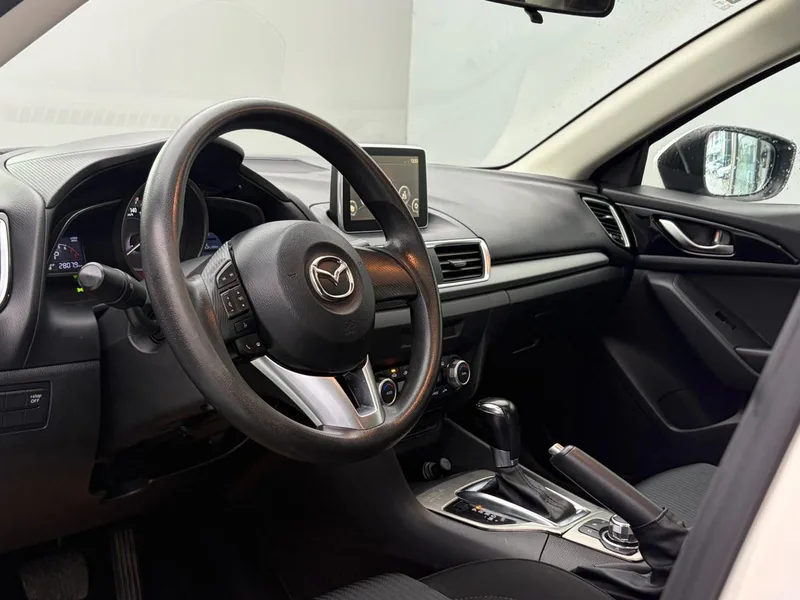 Mazda Mazda3 Axela 2014 Трёхобъёмный 1.5L Автоматическая люксовая модель интерьер фото 9 Mazda Mazda3 Axela 2014 Трёхобъёмный 1.5L Автоматическая люксовая модель интерьер фото 9
