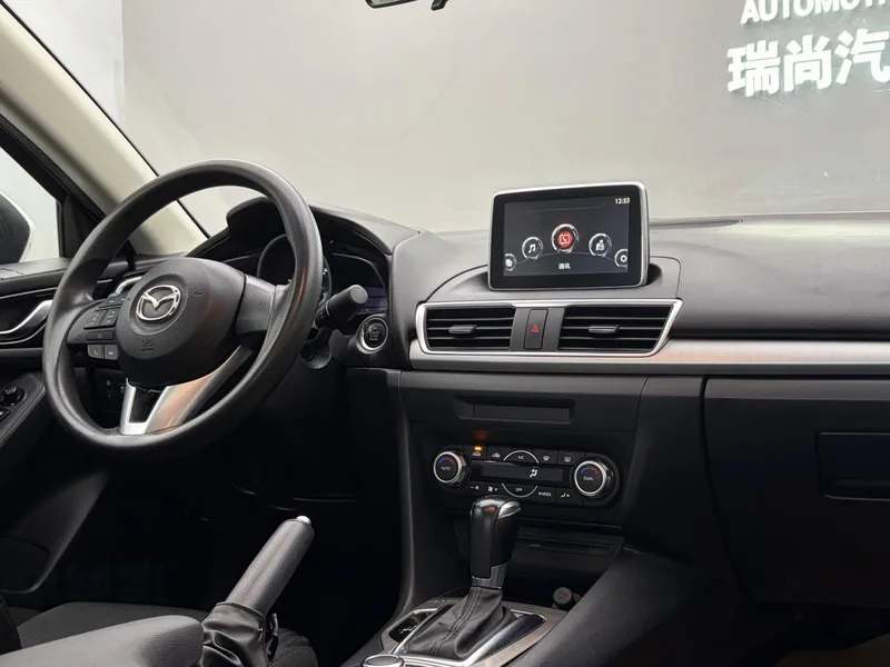 Mazda Mazda3 Axela 2014 Трёхобъёмный 1.5L Автоматическая люксовая модель интерьер фото 10 Mazda Mazda3 Axela 2014 Трёхобъёмный 1.5L Автоматическая люксовая модель интерьер фото 10