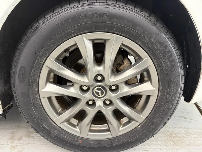Mazda Mazda3 Axela 2014 Трёхобъёмный 1.5L Автоматическая люксовая модель интерьер фото 12 Mazda Mazda3 Axela 2014 Трёхобъёмный 1.5L Автоматическая люксовая модель интерьер фото 12