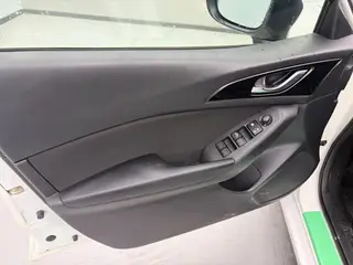 Mazda Mazda3 Axela 2014 Трёхобъёмный 1.5L Автоматическая люксовая модель интерьер фото 13 Mazda Mazda3 Axela 2014 Трёхобъёмный 1.5L Автоматическая люксовая модель интерьер фото 13