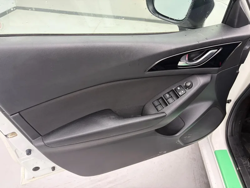 Mazda Mazda3 Axela 2014 Трёхобъёмный 1.5L Автоматическая люксовая модель интерьер фото 13 Mazda Mazda3 Axela 2014 Трёхобъёмный 1.5L Автоматическая люксовая модель интерьер фото 13