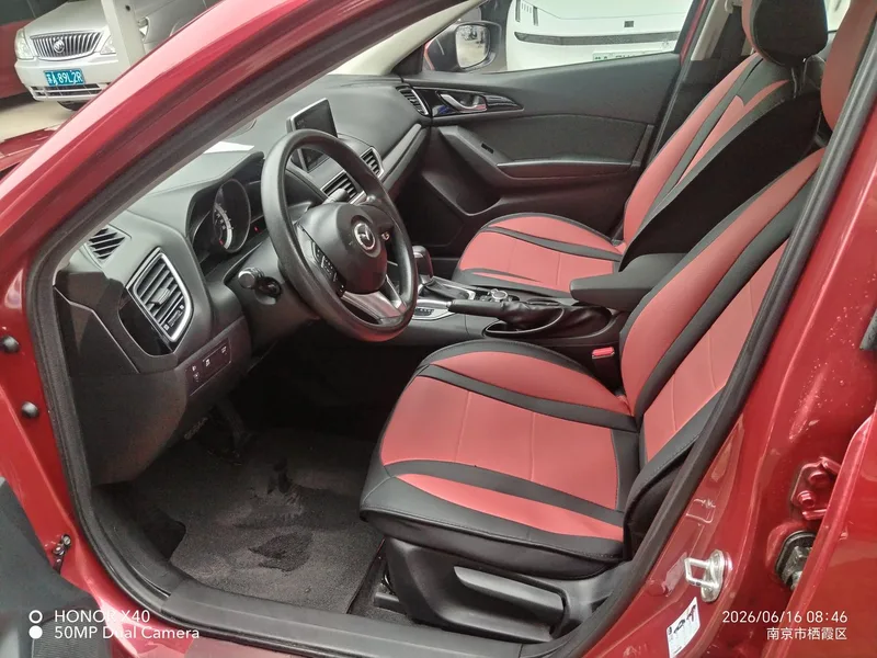 Mazda Mazda3 Axela 2016 Трёхобъёмный 1.5L Автоматическая люксовая модель интерьер фото 7 Mazda Mazda3 Axela 2016 Трёхобъёмный 1.5L Автоматическая люксовая модель интерьер фото 7
