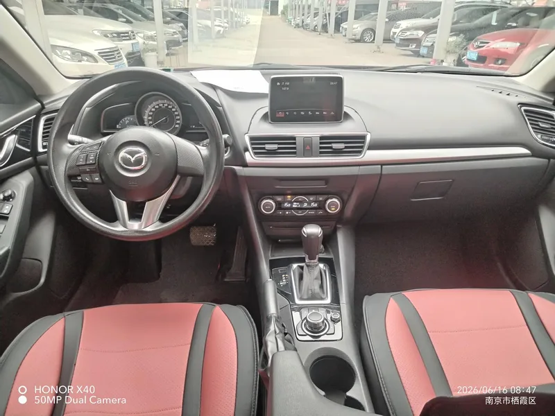Mazda Mazda3 Axela 2016 Трёхобъёмный 1.5L Автоматическая люксовая модель интерьер фото 9 Mazda Mazda3 Axela 2016 Трёхобъёмный 1.5L Автоматическая люксовая модель интерьер фото 9
