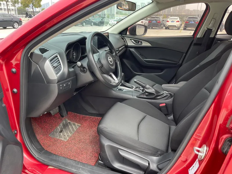 Mazda Mazda3 Axela 2017 Tres volúmenes 1.5L Tipo de confort automático País V exterior foto 4 Mazda Mazda3 Axela 2017 Tres volúmenes 1.5L Tipo de confort automático País V exterior foto 4