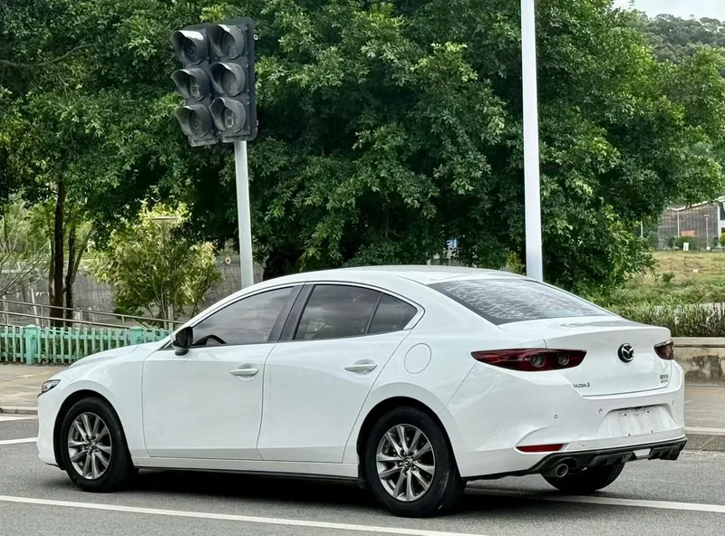 Mazda Mazda3 Axela 2021 1.5L Автоматическая качественная версия экстерьер фото 3