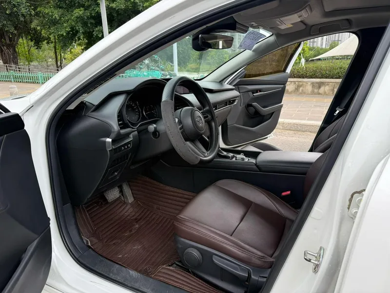 Mazda Mazda3 Axela 2021 1.5L Автоматическая качественная версия интерьер фото 6