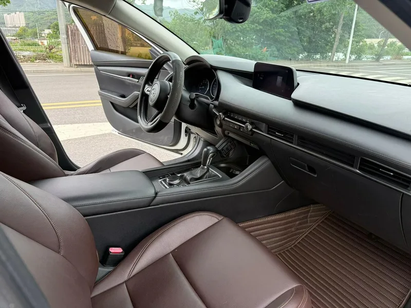Mazda Mazda3 Axela 2021 1.5L Автоматическая качественная версия интерьер фото 9