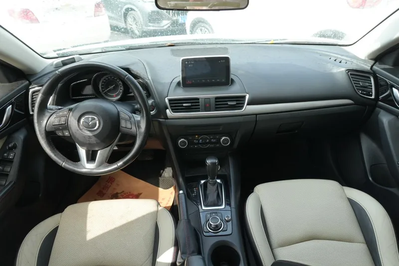 Mazda Mazda3 Axela 2014 Three-box 2.0L Automatic Sport interior photo 8 Mazda Mazda3 Axela 2014 Three-box 2.0L Automatic Sport interior photo 8