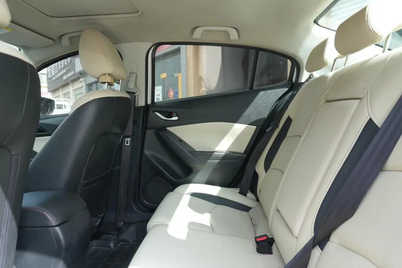 Mazda Mazda3 Axela 2014 Three-box 2.0L Automatic Sport interior photo 11 Mazda Mazda3 Axela 2014 Three-box 2.0L Automatic Sport interior photo 11