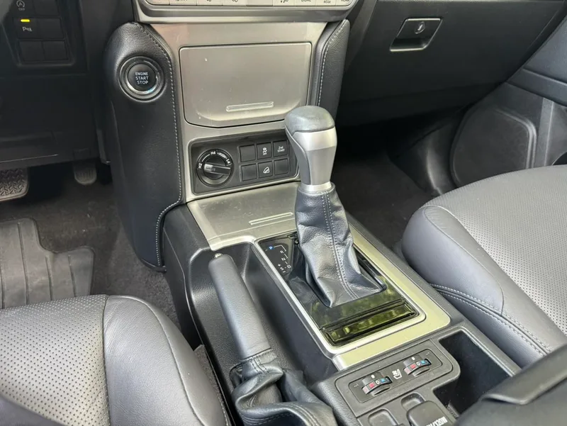 Toyota Prado 2018 3.5L Automatique TX-L Pin de secours à l'arrière intérieur photo 11 Toyota Prado 2018 3.5L Automatique TX-L Pin de secours à l'arrière intérieur photo 11