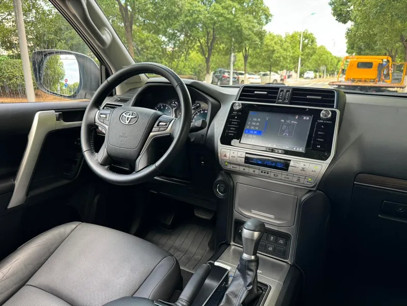 Toyota Prado 2018 3.5L Automatique TX-L Pin de secours à l'arrière intérieur photo 12 Toyota Prado 2018 3.5L Automatique TX-L Pin de secours à l'arrière intérieur photo 12